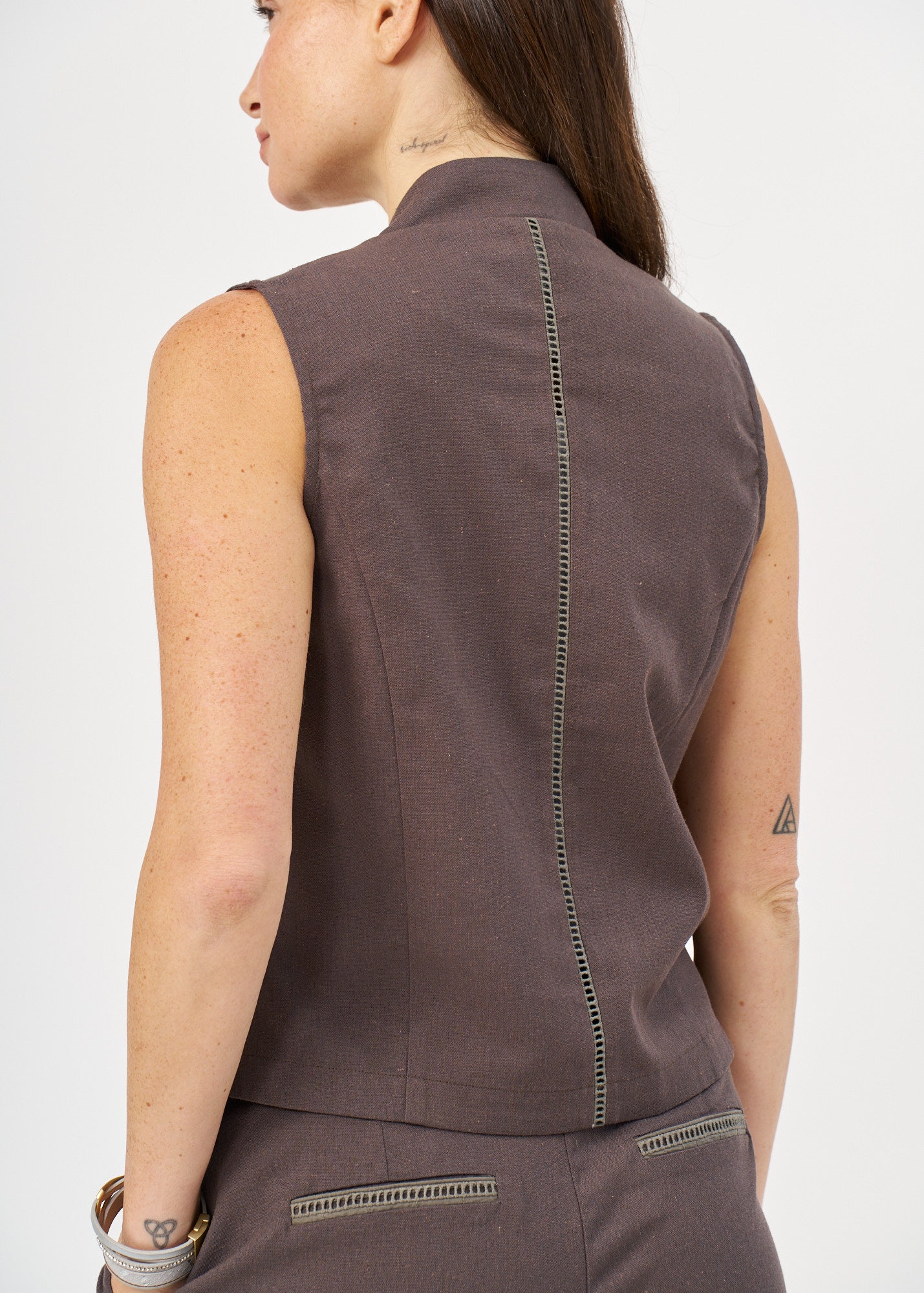 וסט שילוב סרט סולמות וכפתורים אפור כהה