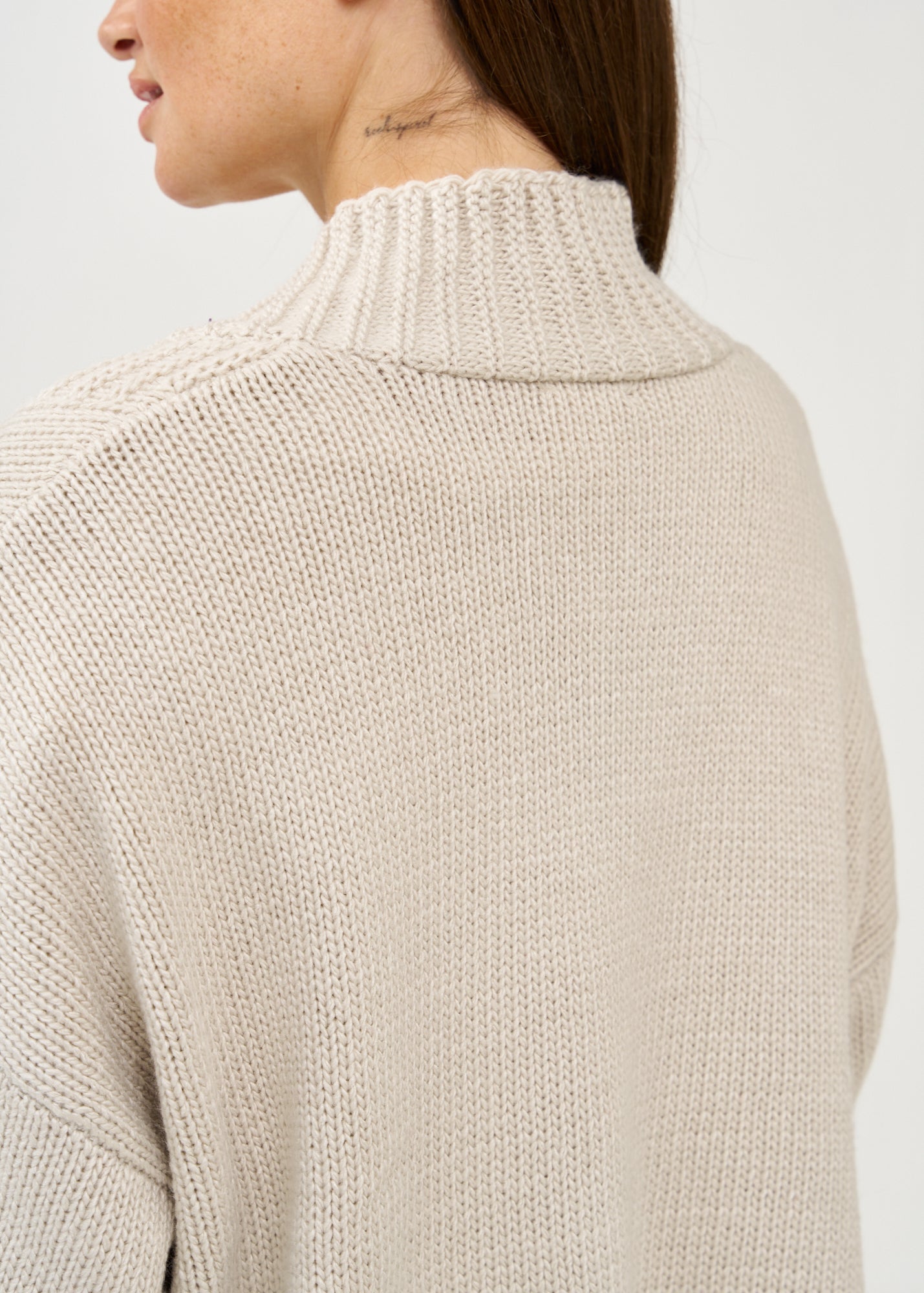 עליונית סריג עם רוכסן אפור בהיר