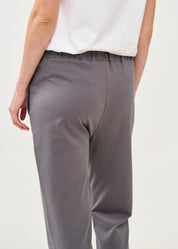 מכנסיים תפר באמצע ופאץ' אפור כהה