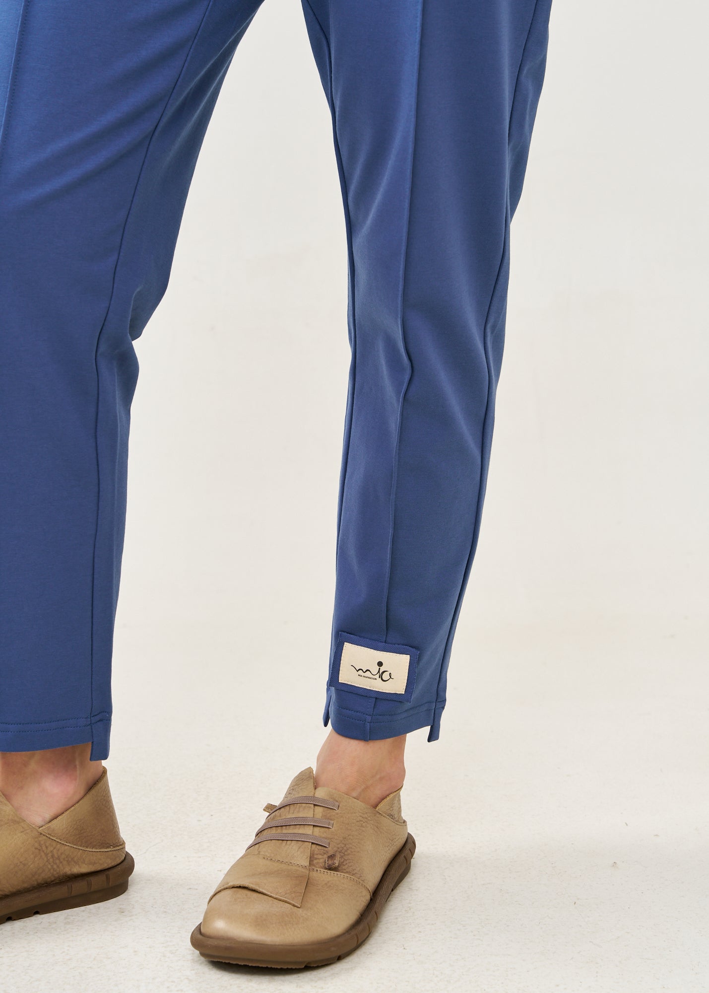 מכנסיים תפר באמצע ופאץ' כחול כהה