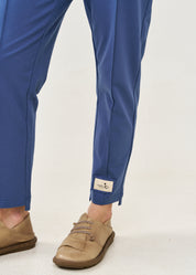 מכנסיים תפר באמצע ופאץ' כחול כהה