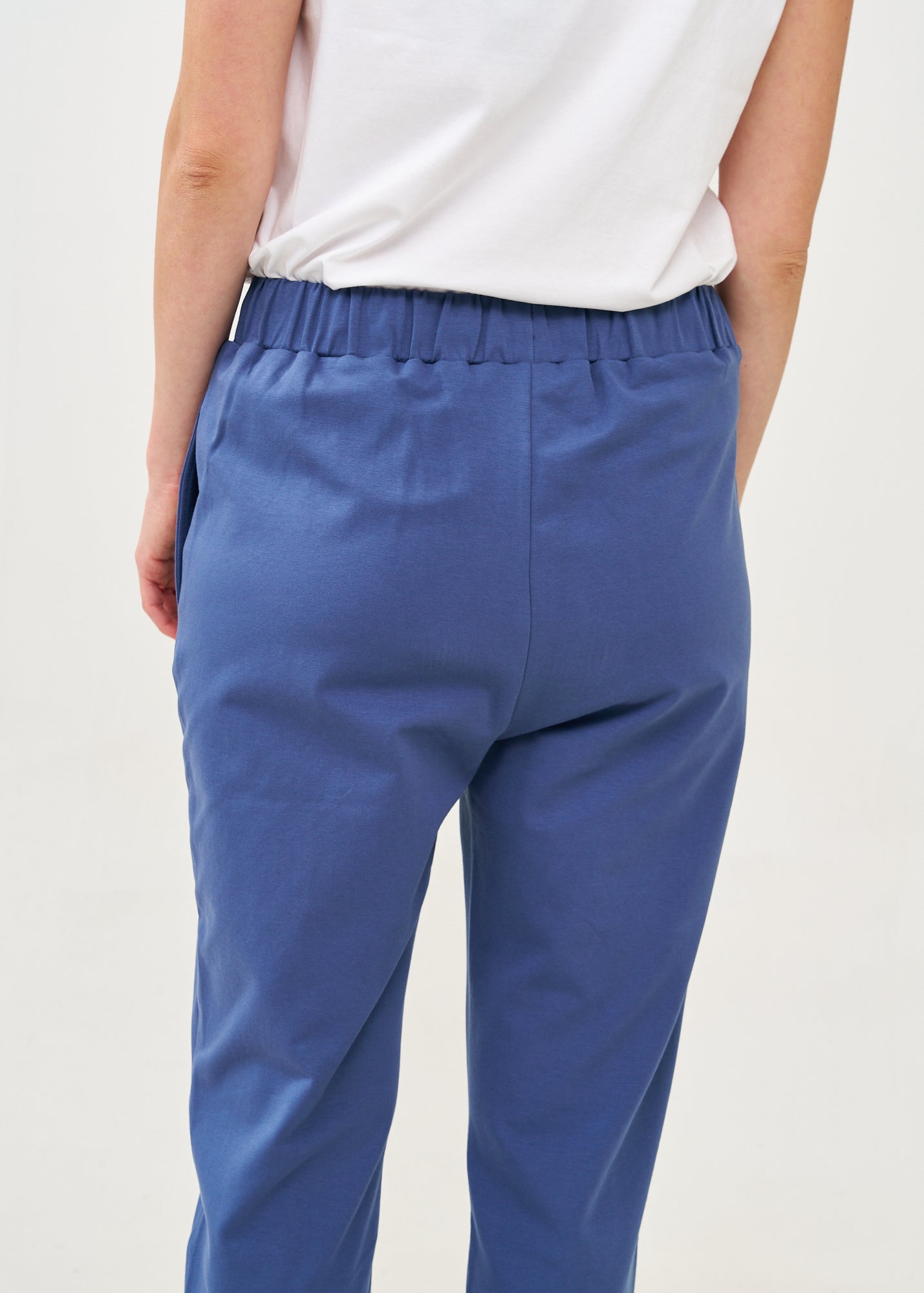 מכנסיים תפר באמצע ופאץ' כחול כהה