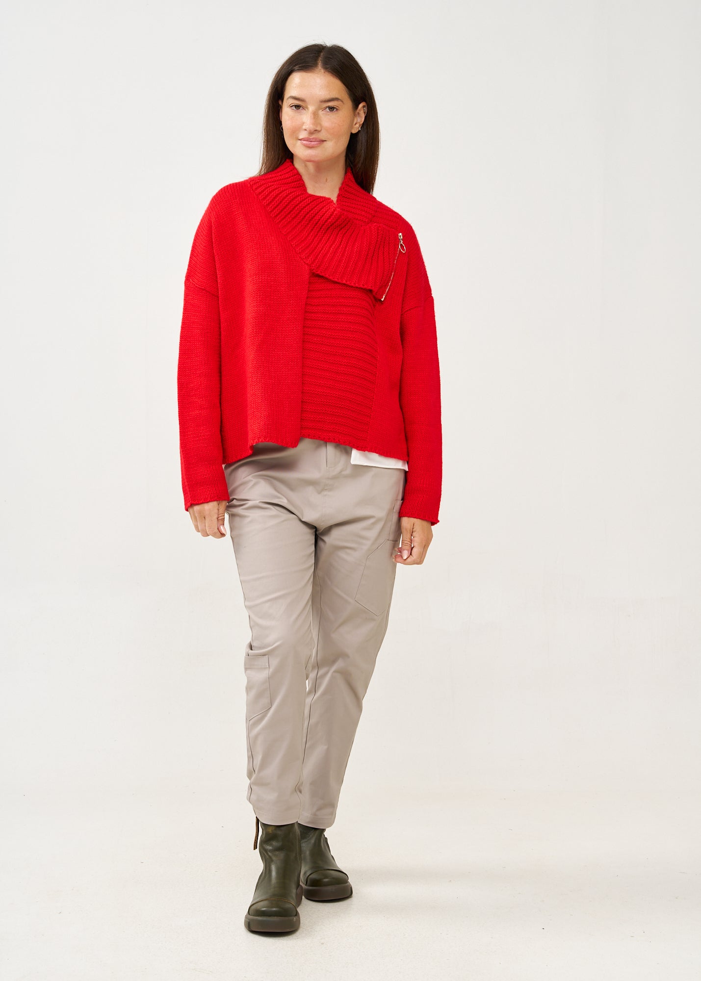 עליונית סריג עם רוכסן אדום