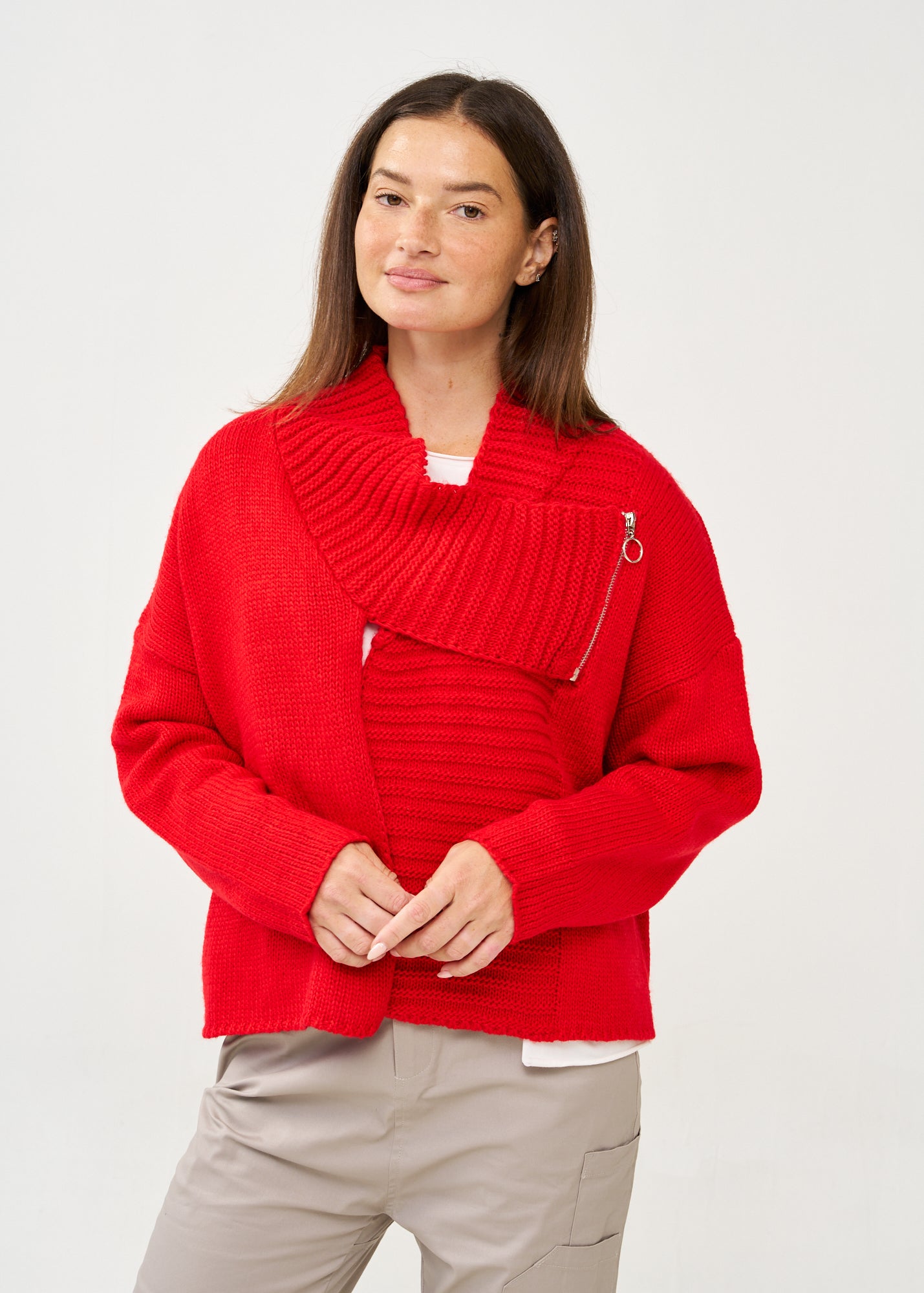 עליונית סריג עם רוכסן אדום