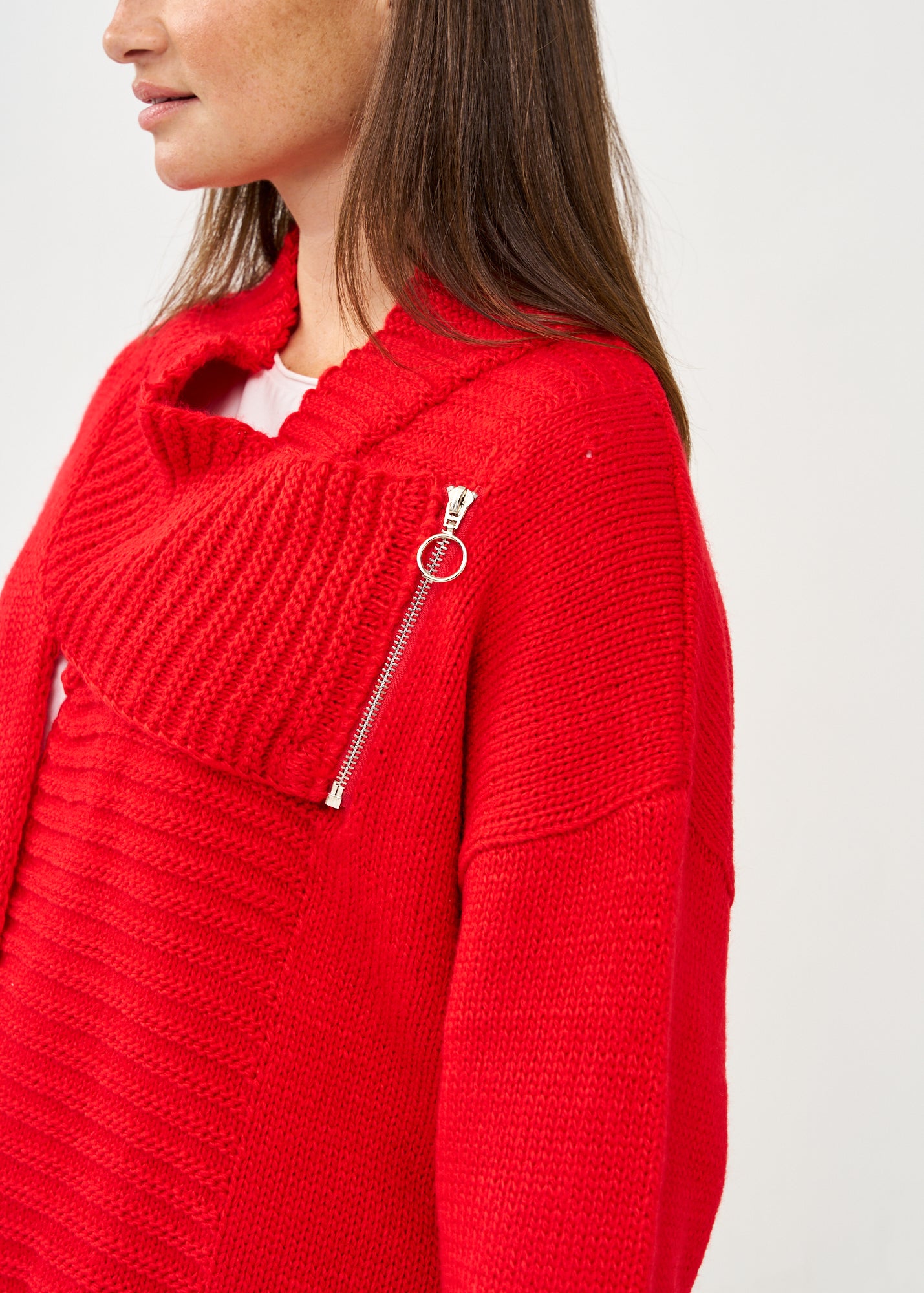 עליונית סריג עם רוכסן אדום