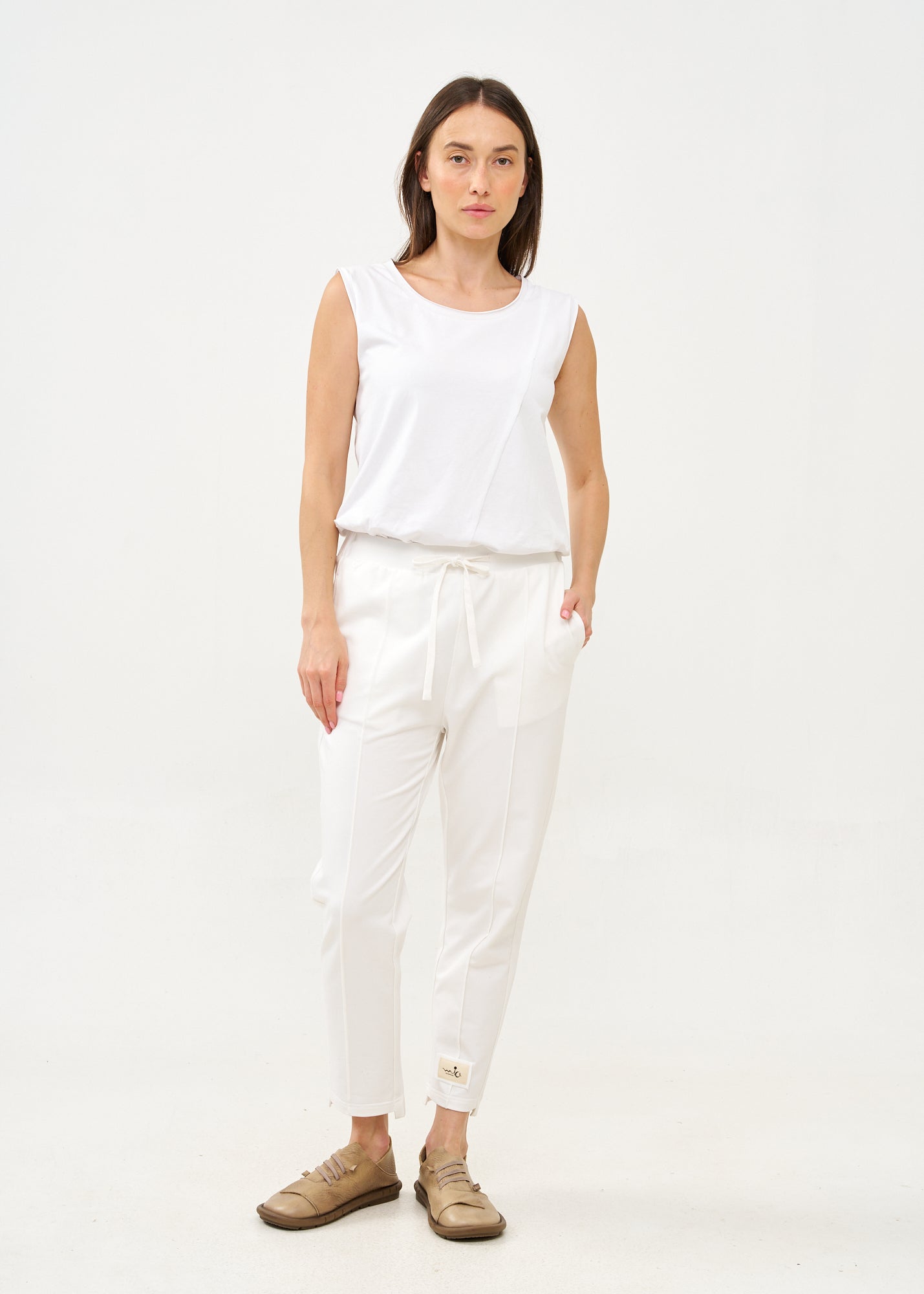 מכנסיים תפר באמצע ופאץ' לבן