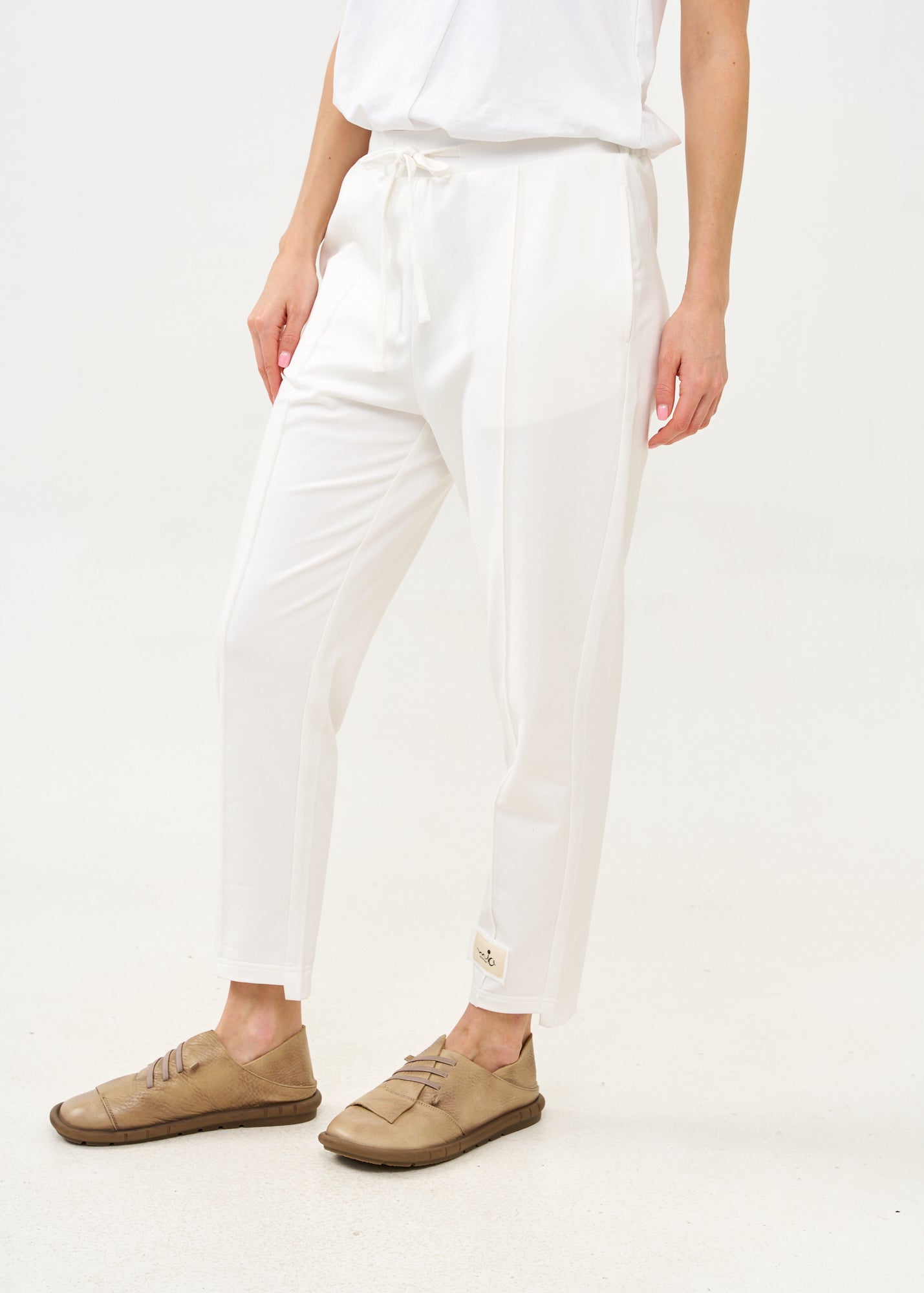 מכנסיים תפר באמצע ופאץ' לבן