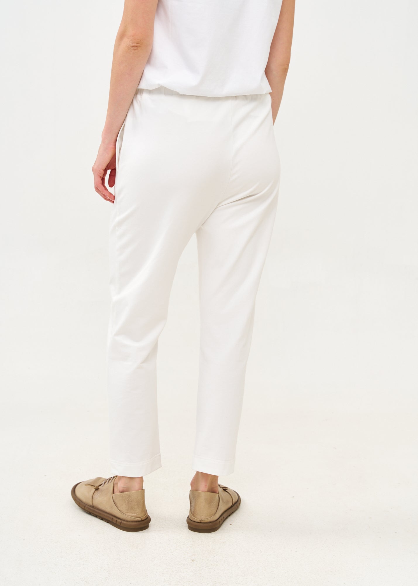 מכנסיים תפר באמצע ופאץ' לבן