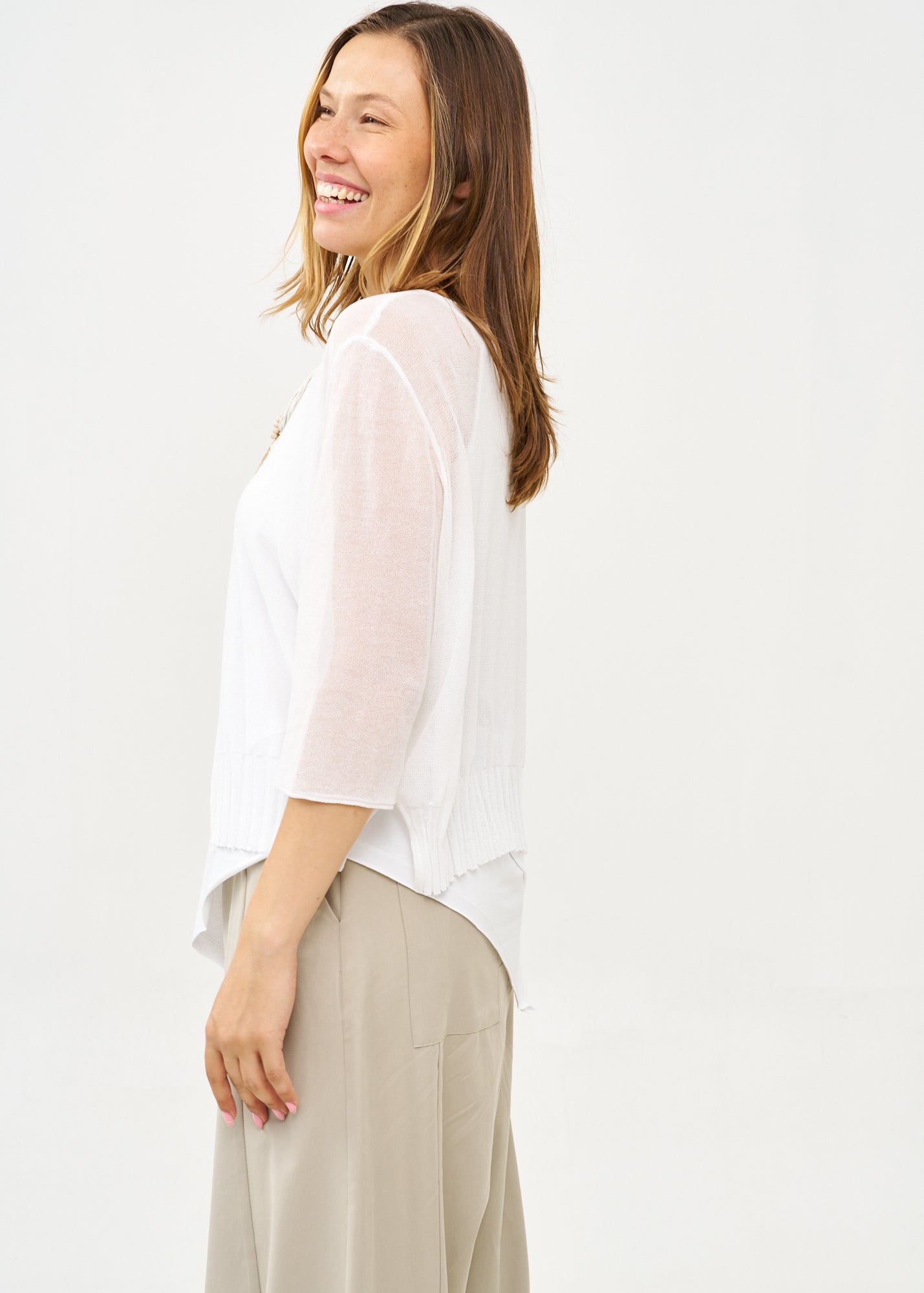 עליונית סריג דקה עם כפתורים שרוול 3/4 לבן