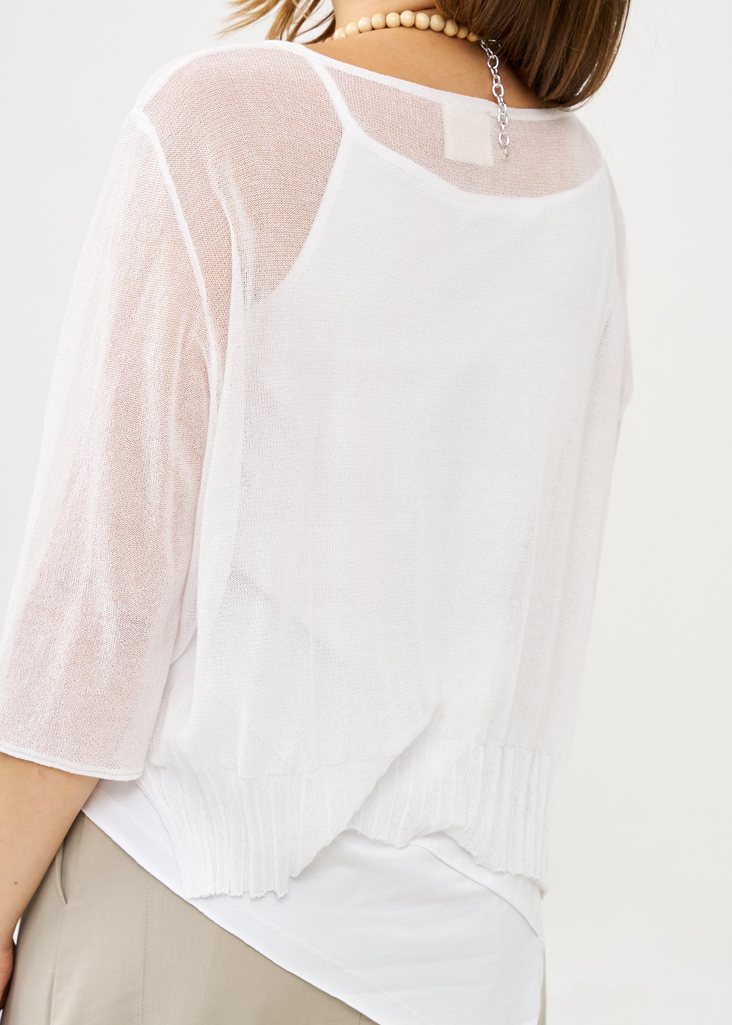 עליונית סריג דקה עם כפתורים שרוול 3/4 לבן