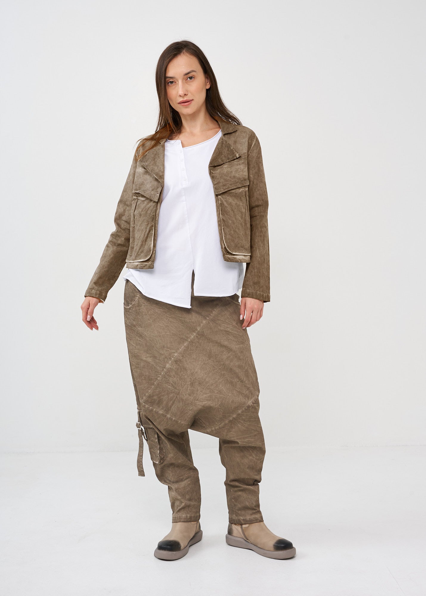 Short jacket with buttons on the back and large pockets on the front, brown wash