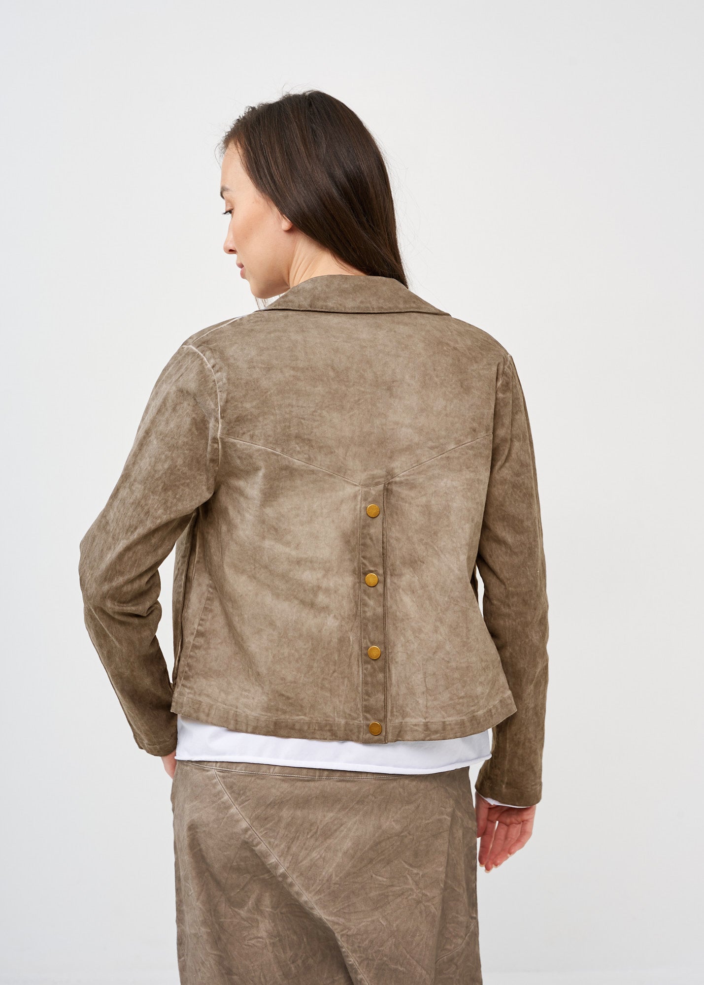 Short jacket with buttons on the back and large pockets on the front, brown wash