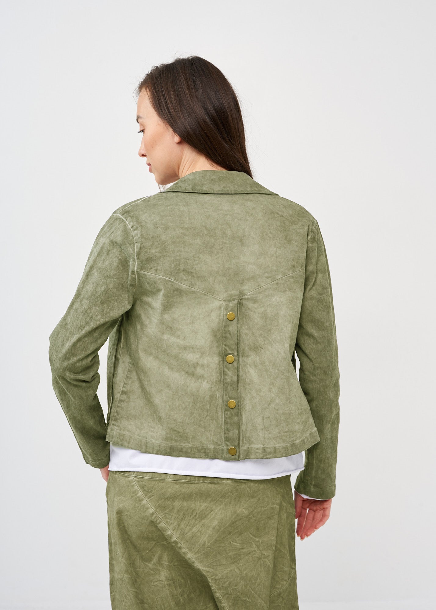 Short jacket with buttons on the back and large pockets on the front, green wash