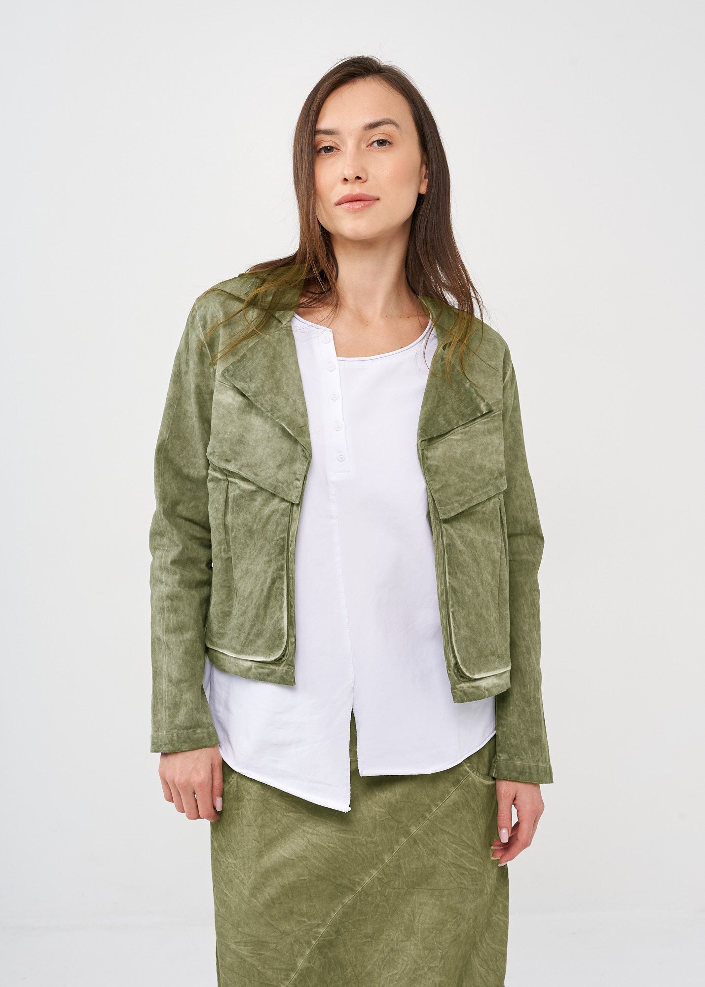 Short jacket with buttons on the back and large pockets on the front, green wash