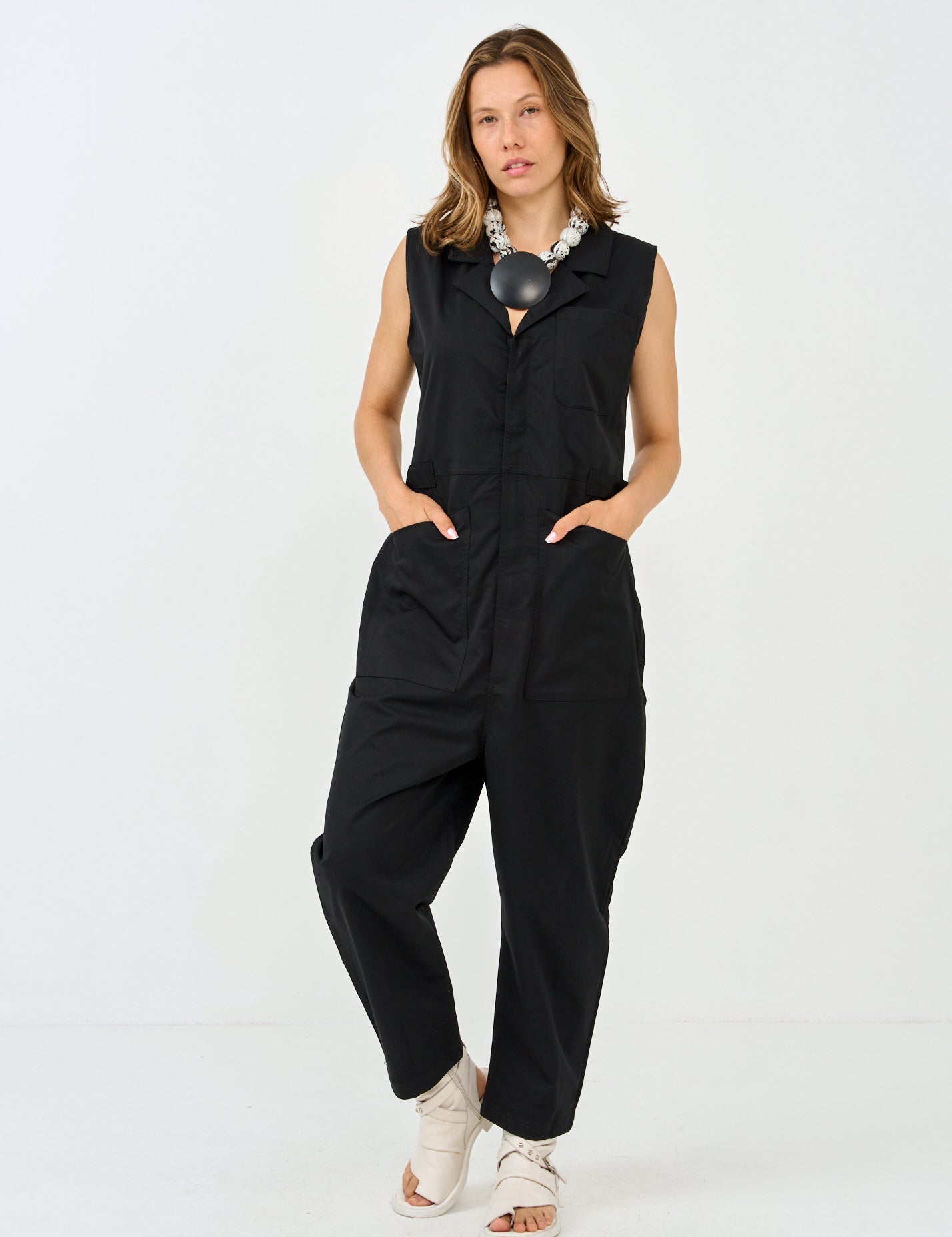 אוברול ללא שרוול רוכסן באמצע שחור