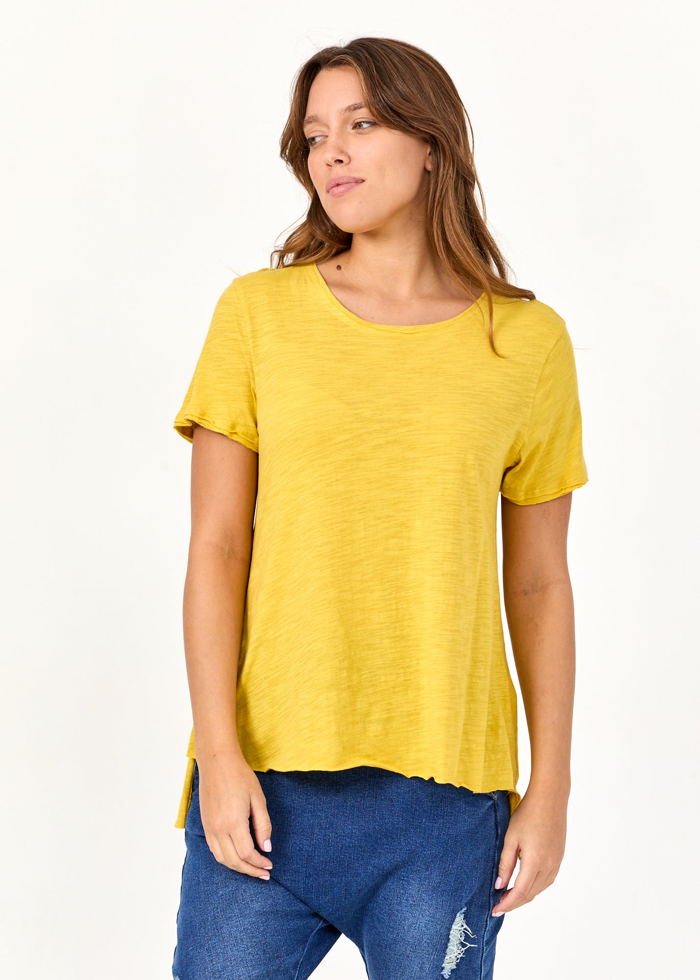 טי שרט סיומת משולשת גב ארוך צהוב