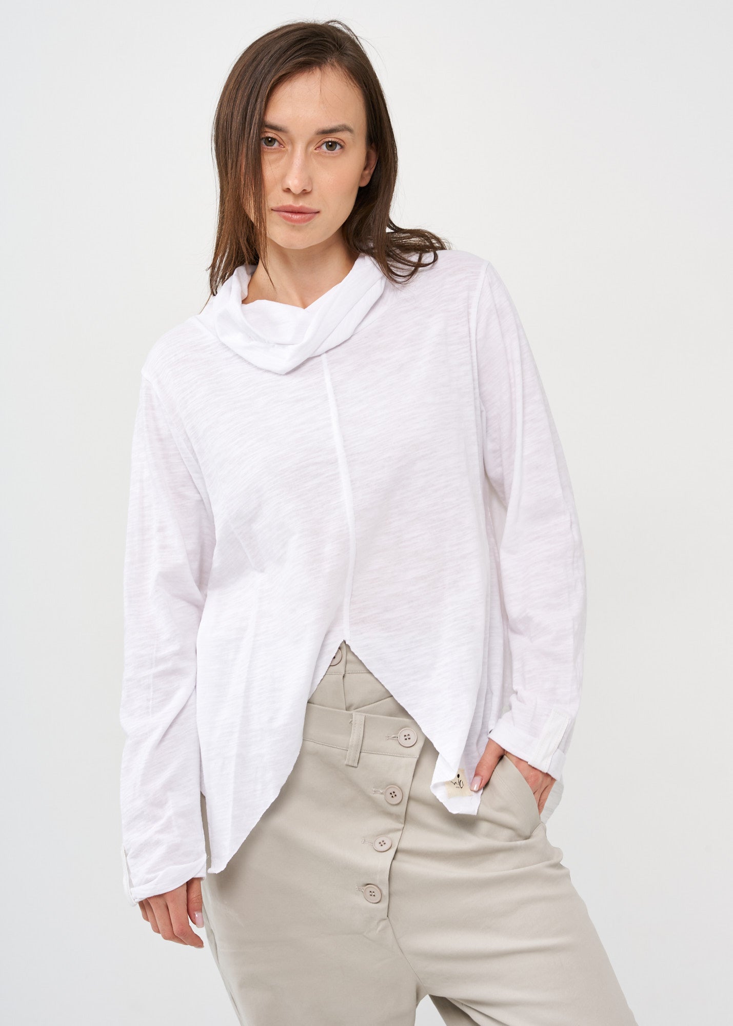 חולצת גולף דקה סיומת שפיצים לבן