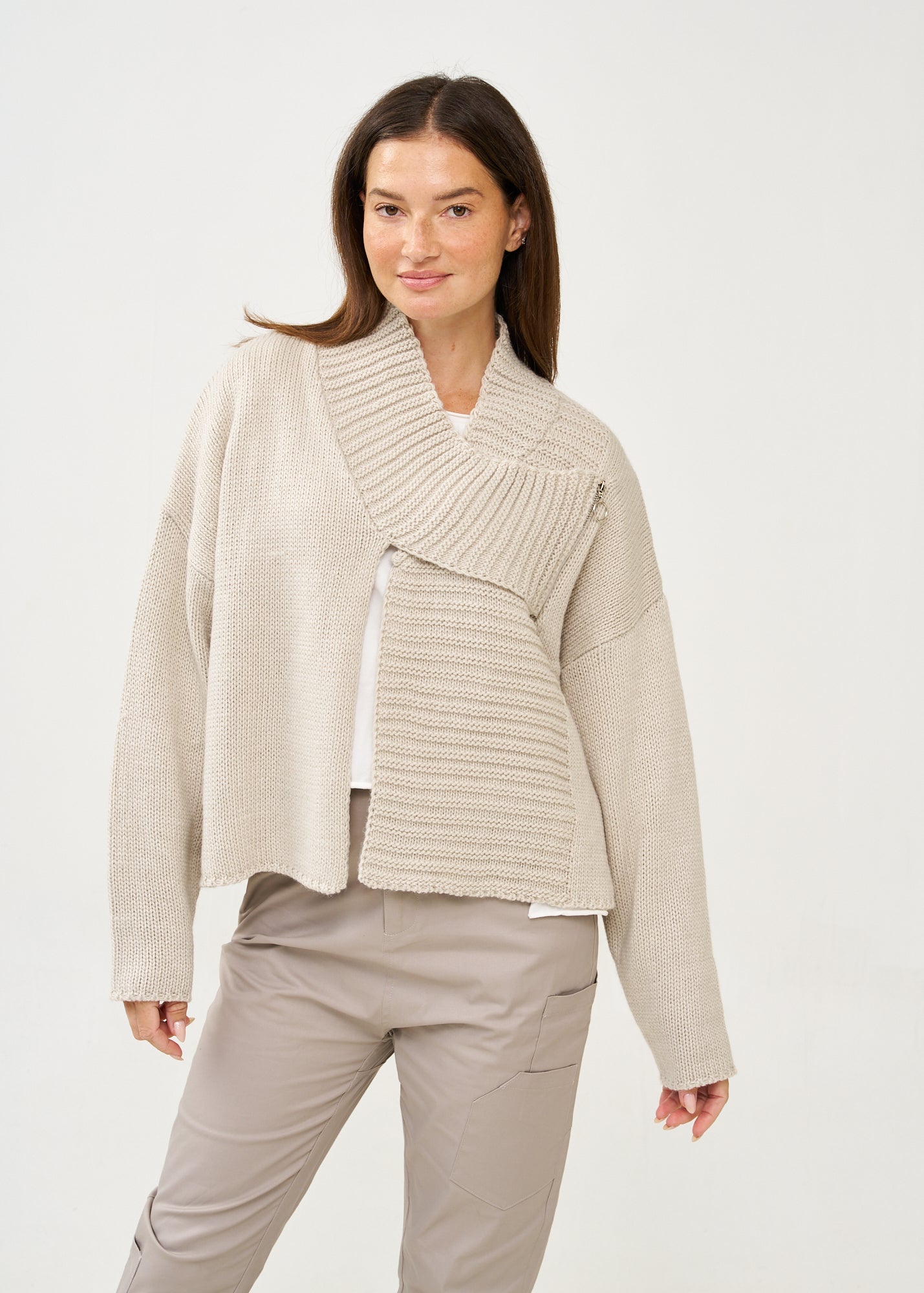 עליונית סריג עם רוכסן אפור בהיר