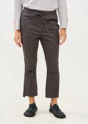 מכנסיים ארוכים כיווץ בברך אפור כהה