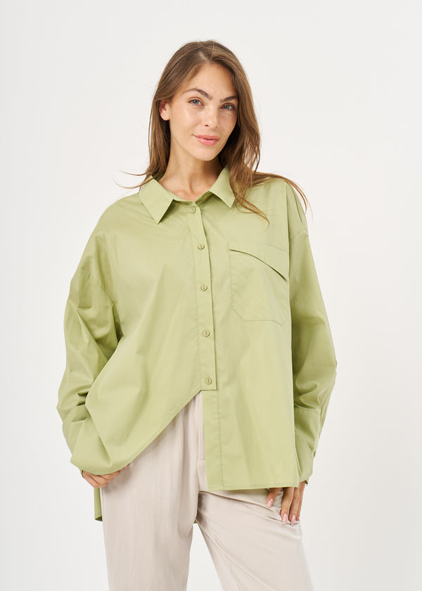 חולצה מכופתרת סיומת אלכסונית וכיס ירוק