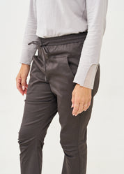 מכנסיים ארוכים כיווץ בברך אפור כהה