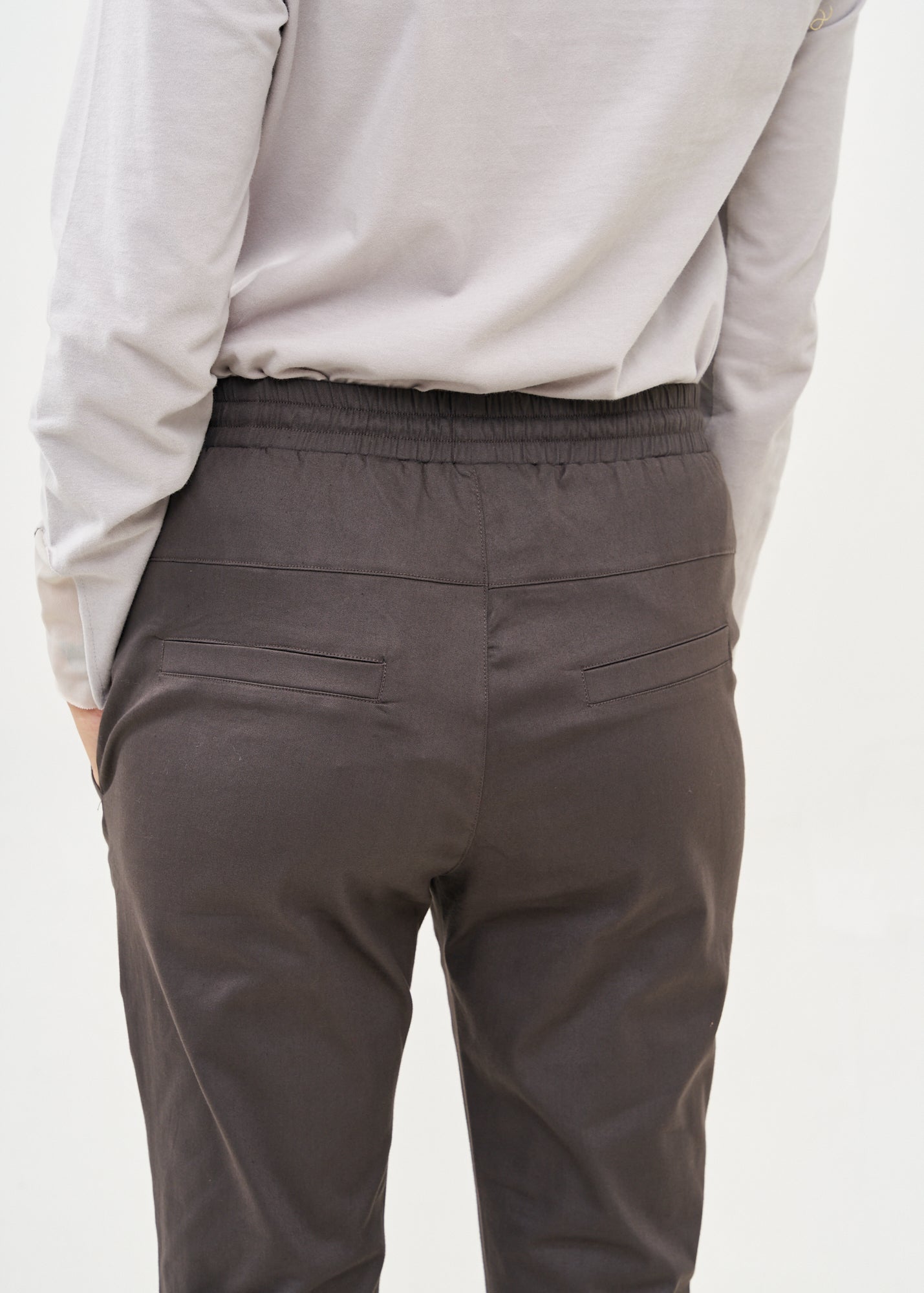 מכנסיים ארוכים כיווץ בברך אפור כהה