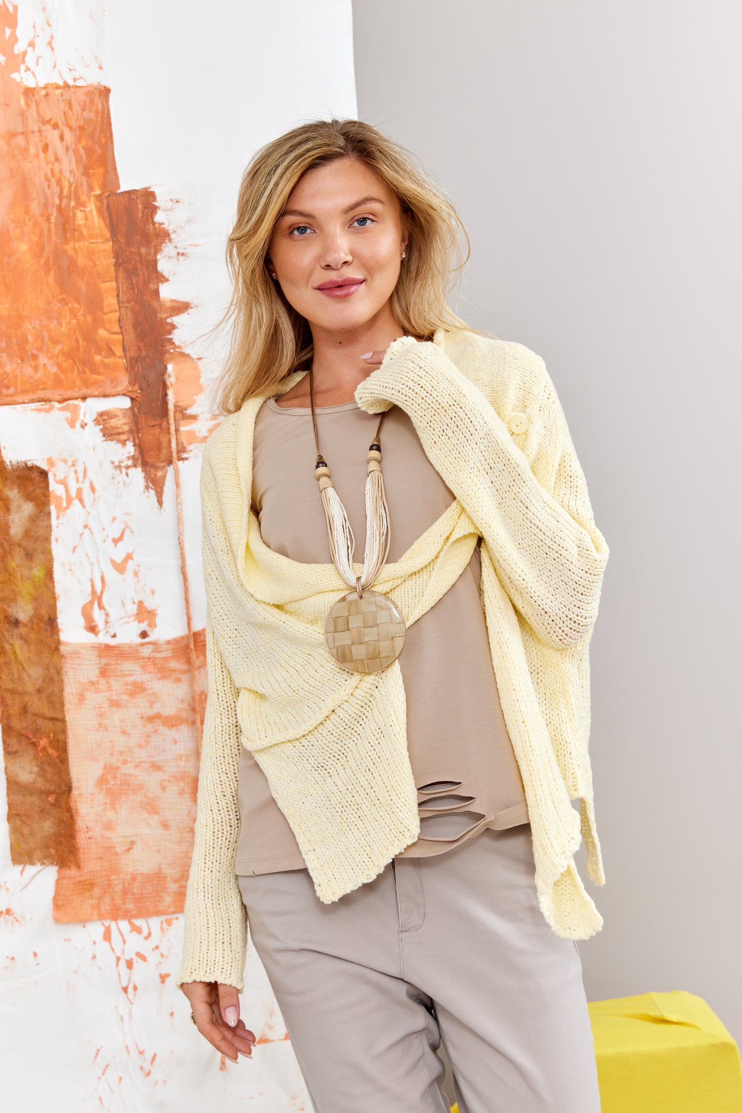 Колье ручной работы из соломенных рядов и круга из смолы с бежевыми квадратами