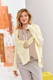 Колье ручной работы из соломенных рядов и круга из смолы с бежевыми квадратами