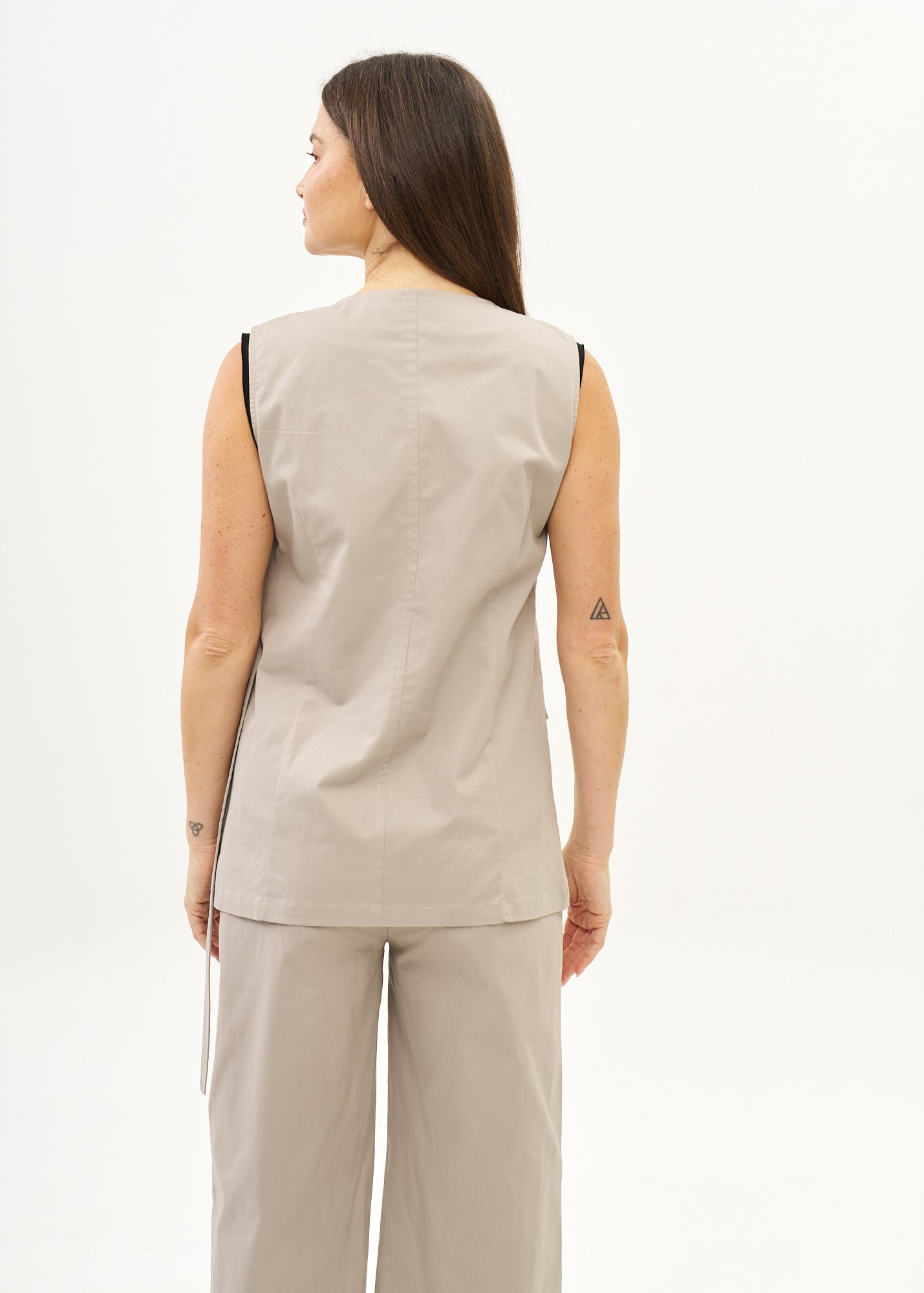 וסט עם חצי חגורה אפור