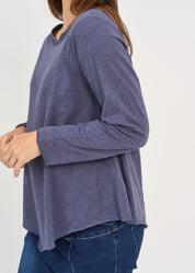 Темно-синяя футболка с треугольным концом и длинными рукавами