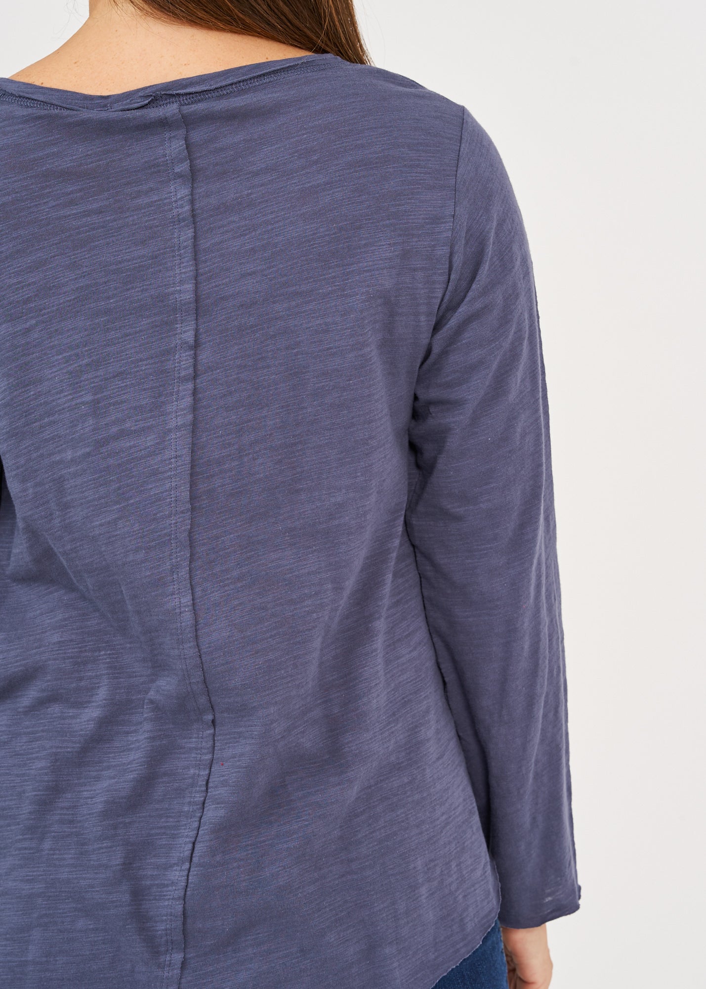 Темно-синяя футболка с треугольным концом и длинными рукавами