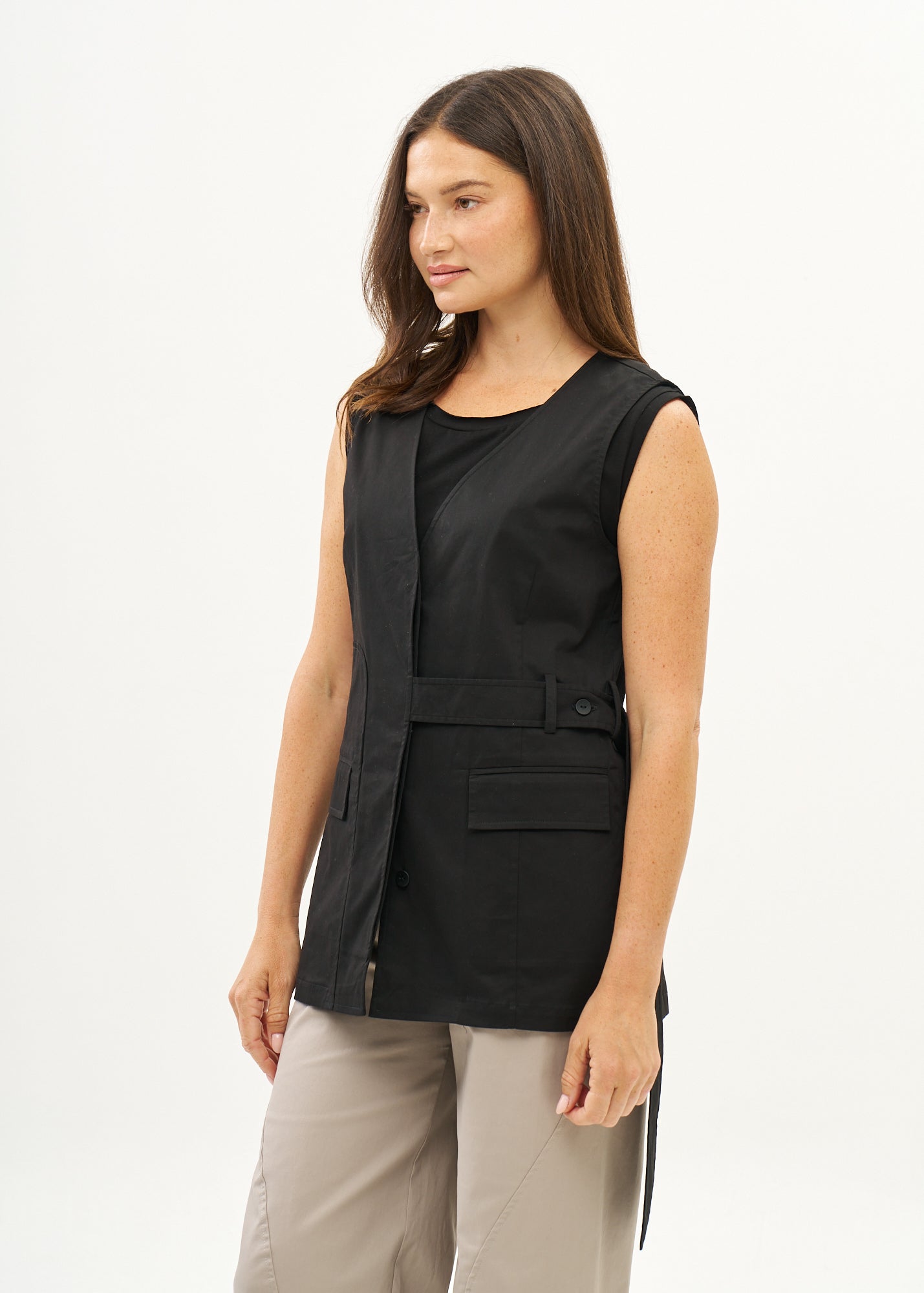 וסט עם חצי חגורה שחור