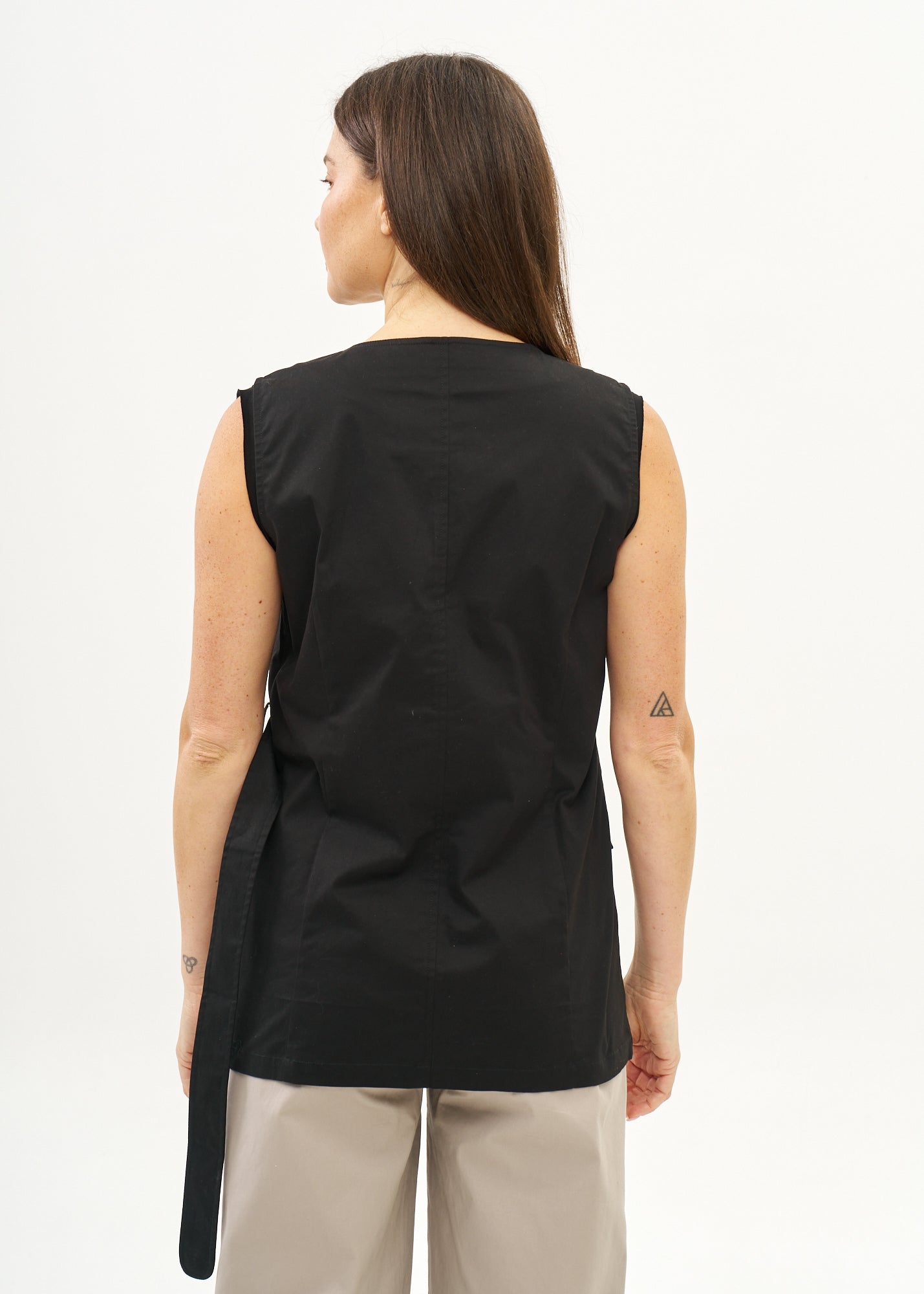 וסט עם חצי חגורה שחור