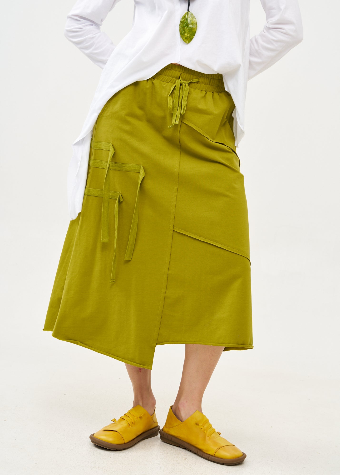 Asymmetric skirt, reverse combination and green ribbons