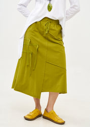 Asymmetric skirt, reverse combination and green ribbons