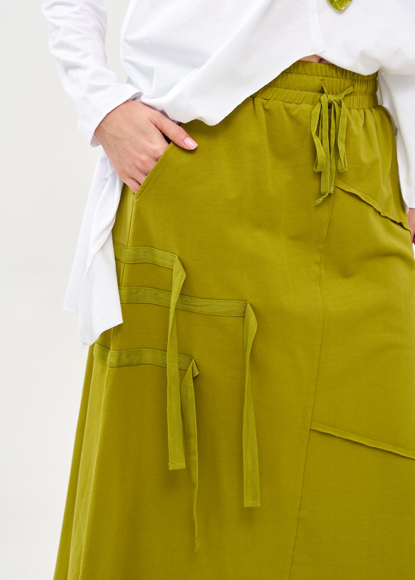 Asymmetric skirt, reverse combination and green ribbons
