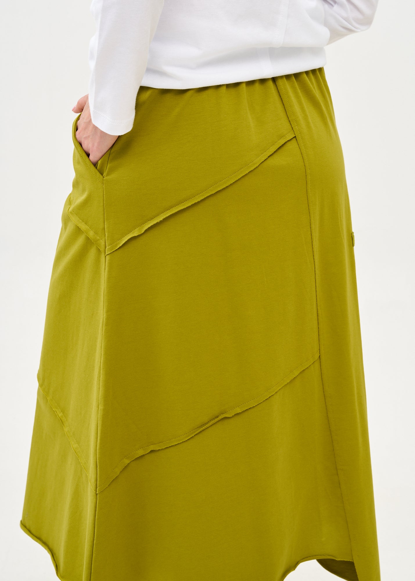 Asymmetric skirt, reverse combination and green ribbons