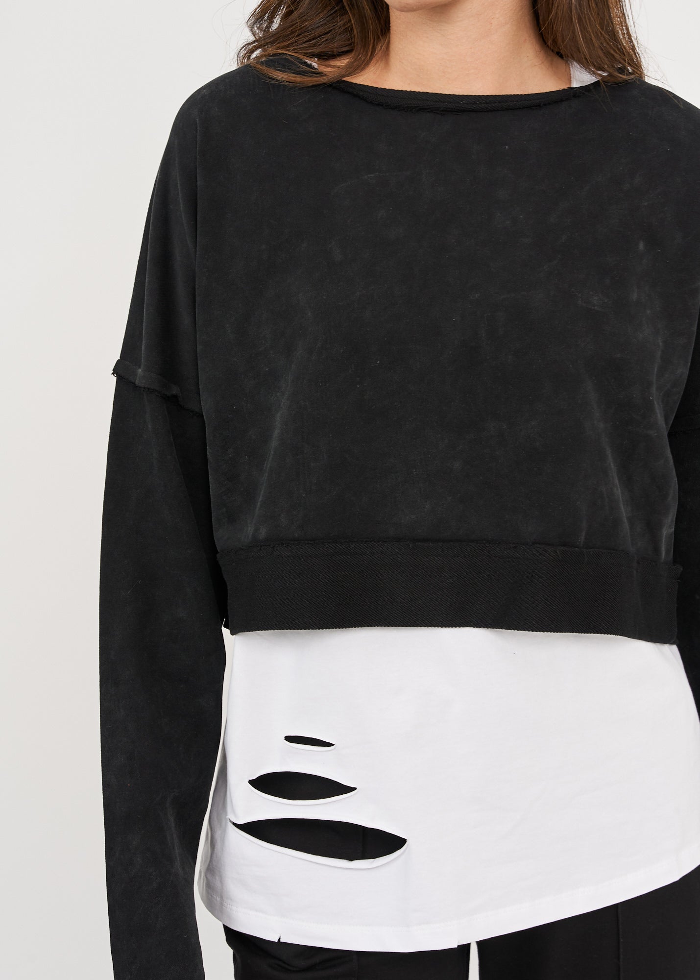 חולצה שרוול ארוך קצרצרה סיומת מקופלת שחור ווש