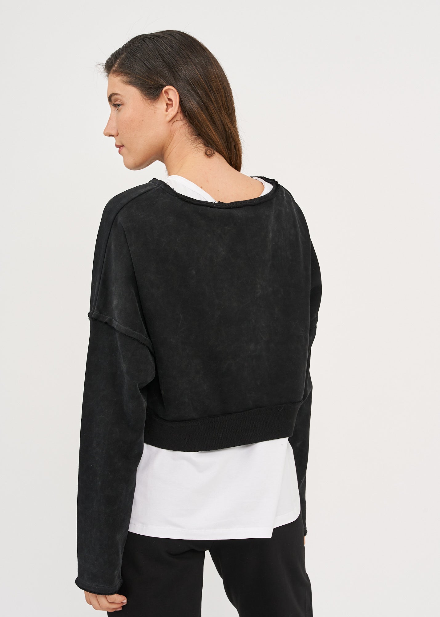 חולצה שרוול ארוך קצרצרה סיומת מקופלת שחור ווש