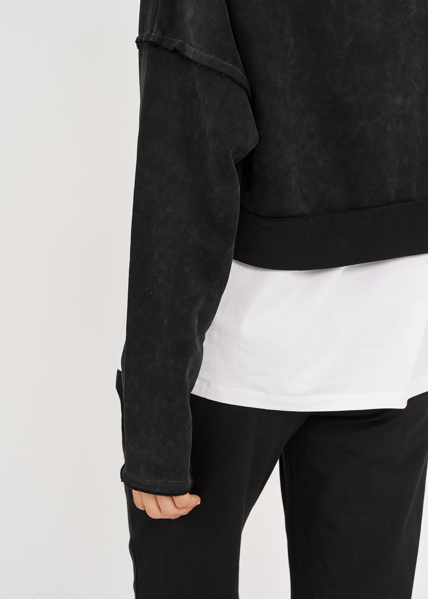 חולצה שרוול ארוך קצרצרה סיומת מקופלת שחור ווש