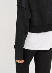 חולצה שרוול ארוך קצרצרה סיומת מקופלת שחור ווש