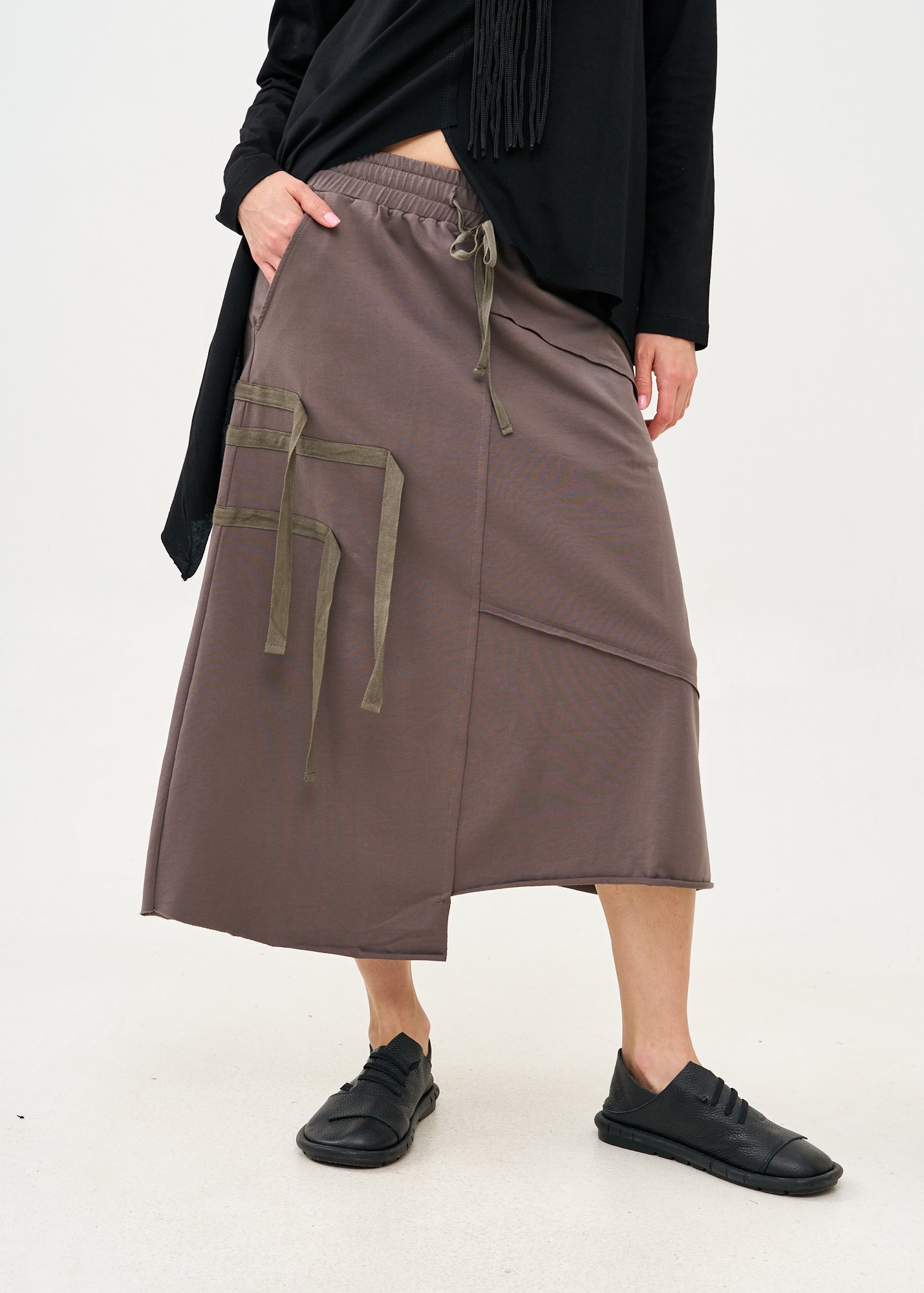 Asymmetrical skirt with reverse combination and dark gray ribbons