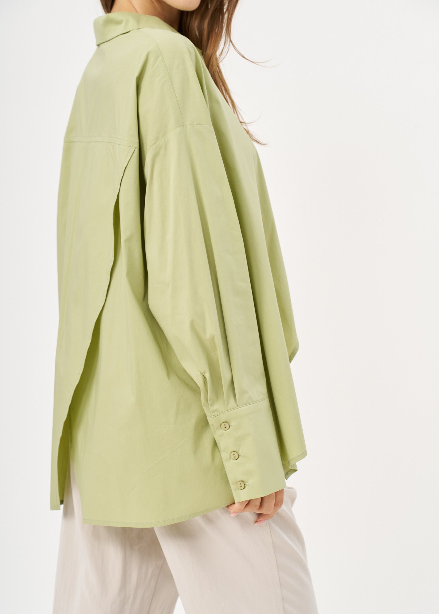 חולצה מכופתרת סיומת אלכסונית וכיס ירוק