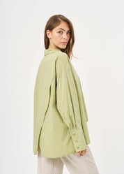 חולצה מכופתרת סיומת אלכסונית וכיס ירוק