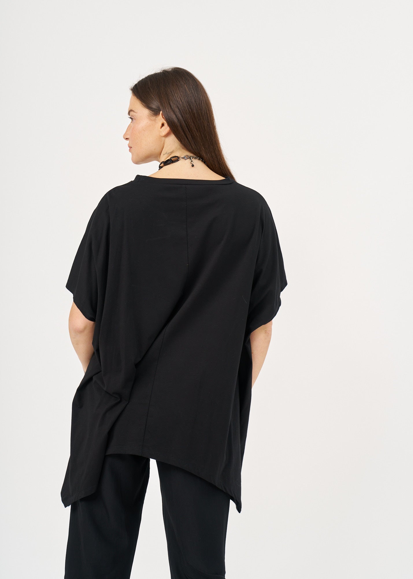 A shirt with no.s that expands on the sides with a black loop