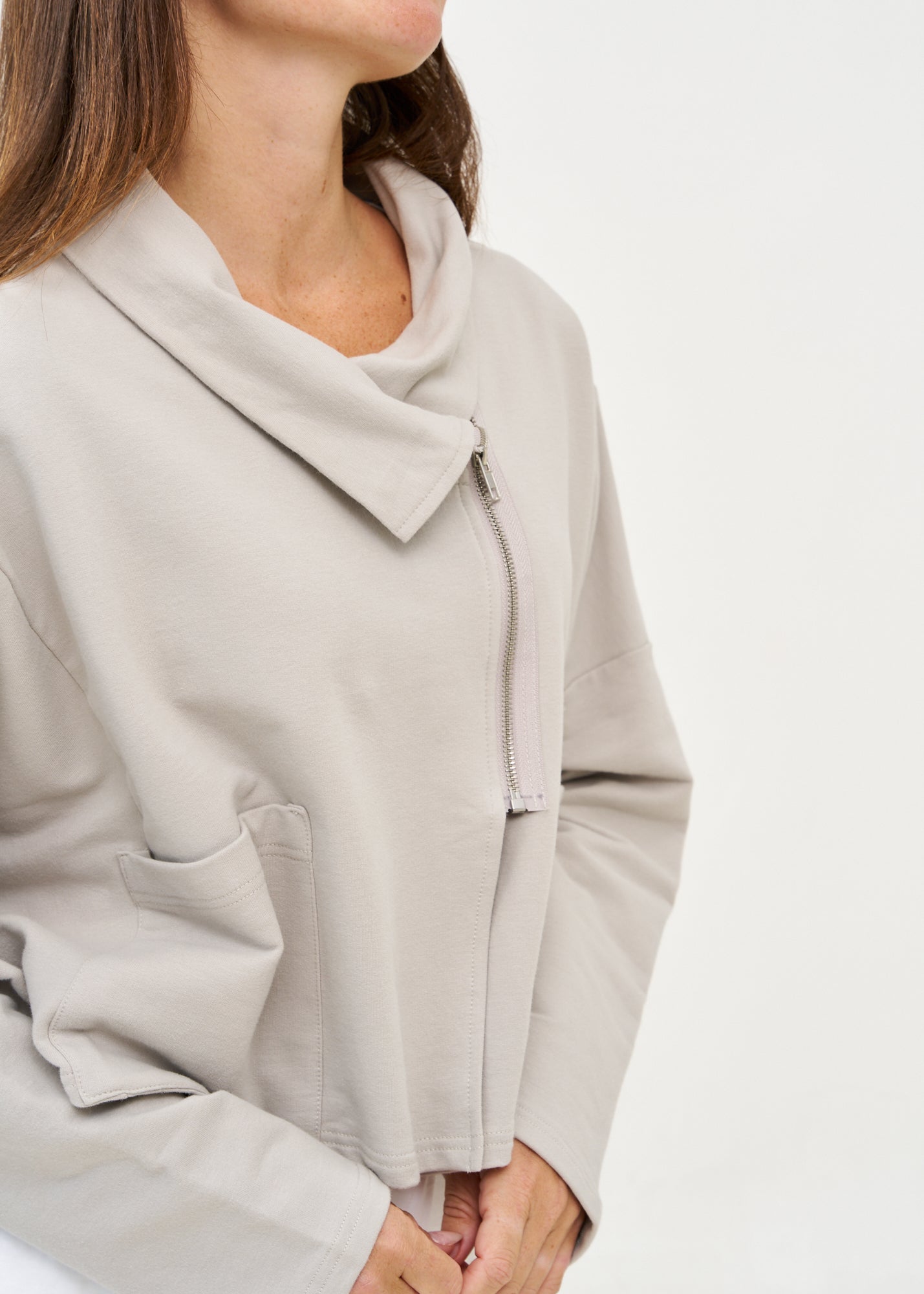 סווטשירט אסימטרי עם רוכסן אפור בהיר