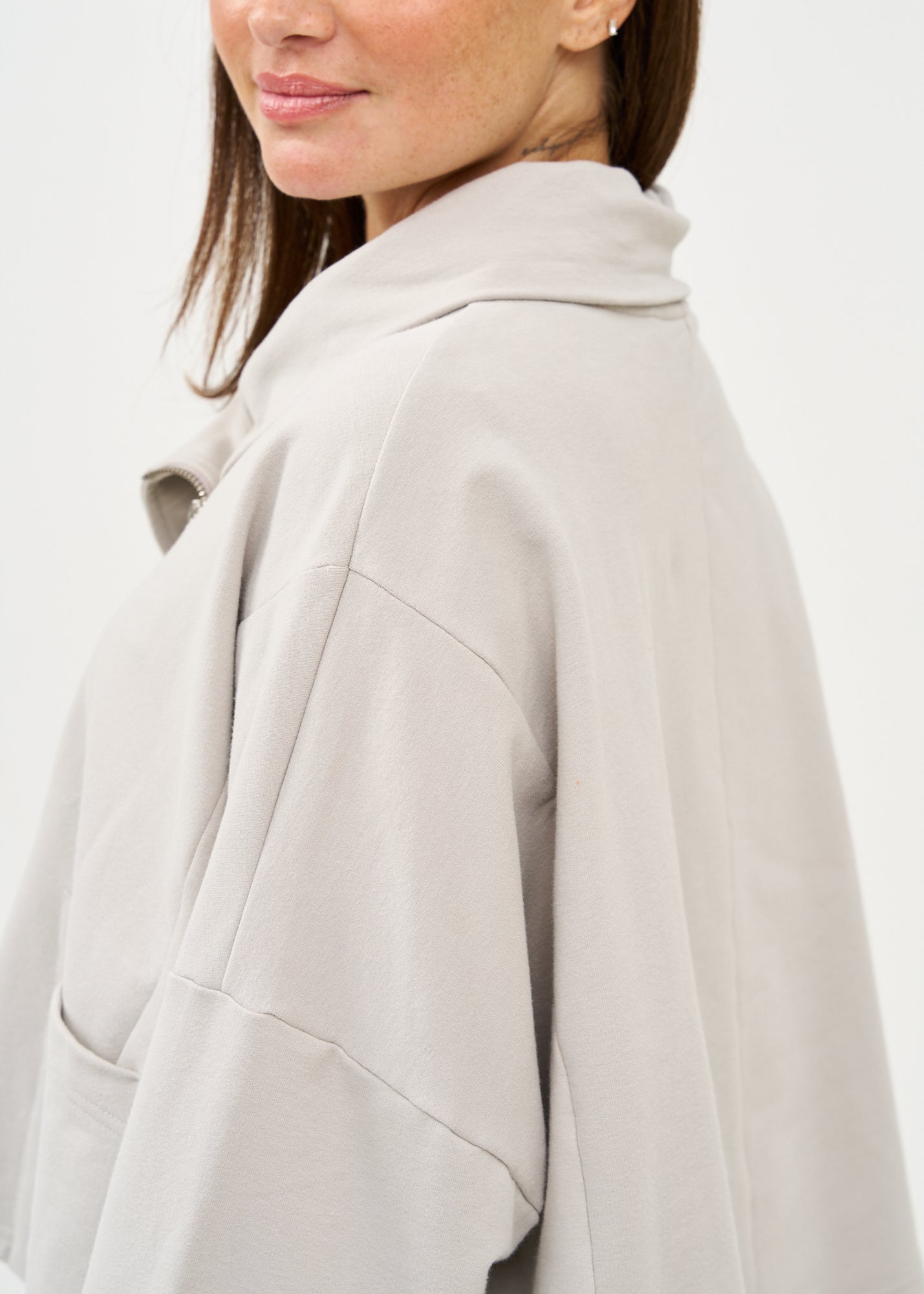 סווטשירט אסימטרי עם רוכסן אפור בהיר