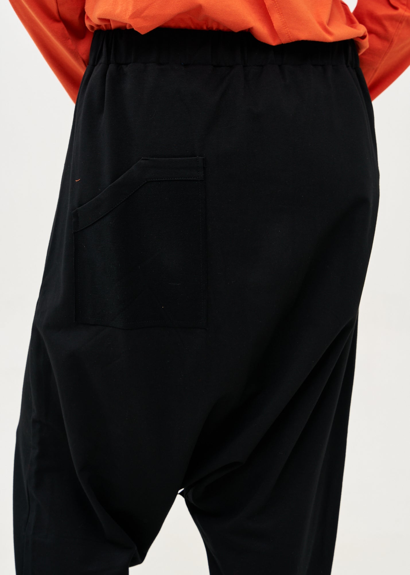 מכנסיים שקי טריקו עם כיס קנגרו שחור