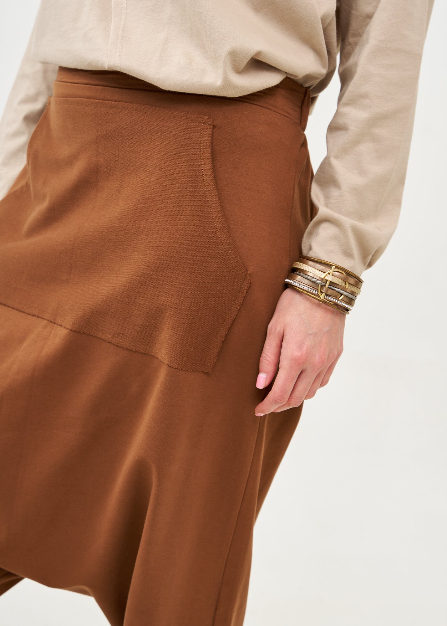 מכנסיים שקי טריקו עם כיס קנגרו חום