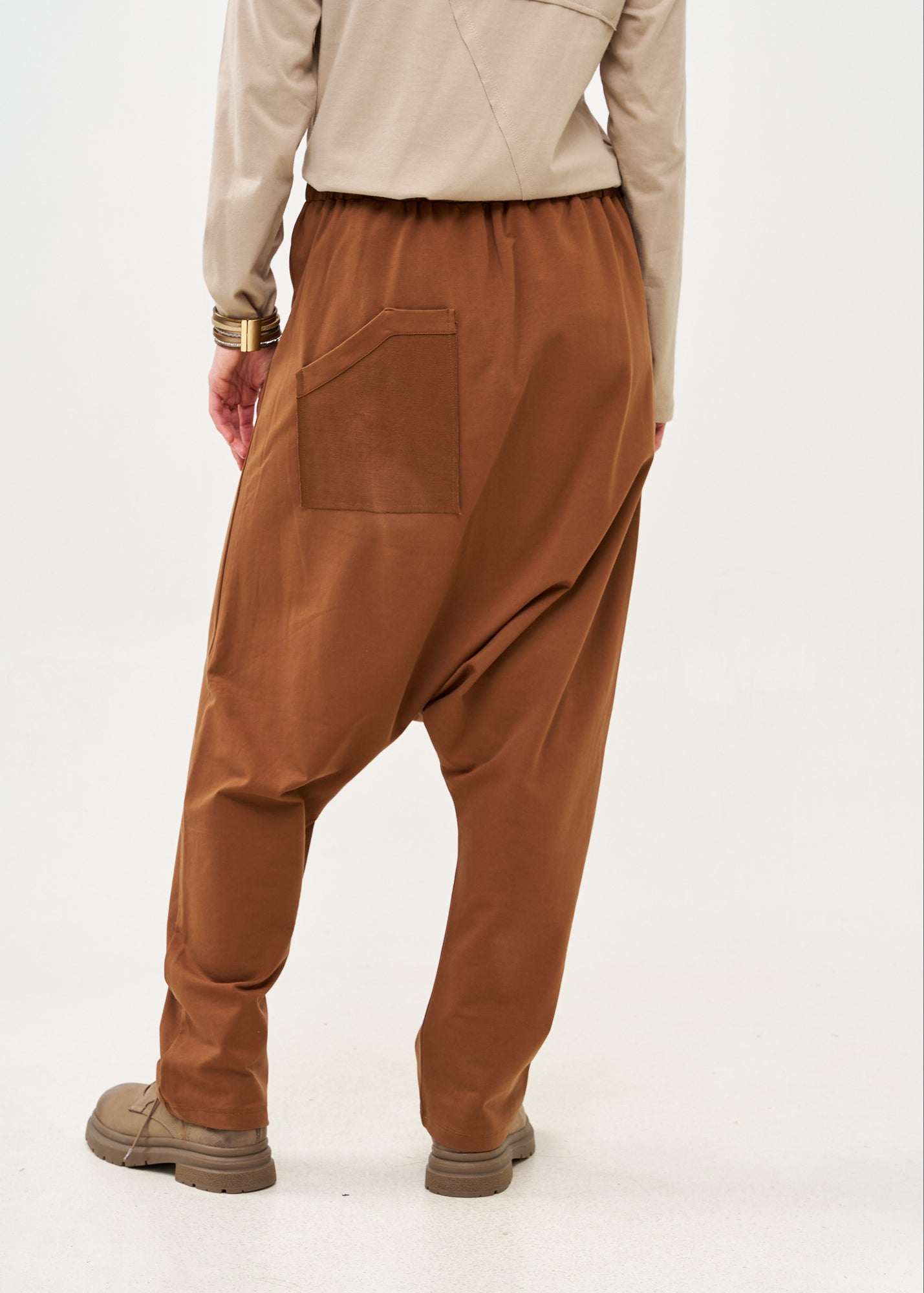 מכנסיים שקי טריקו עם כיס קנגרו חום